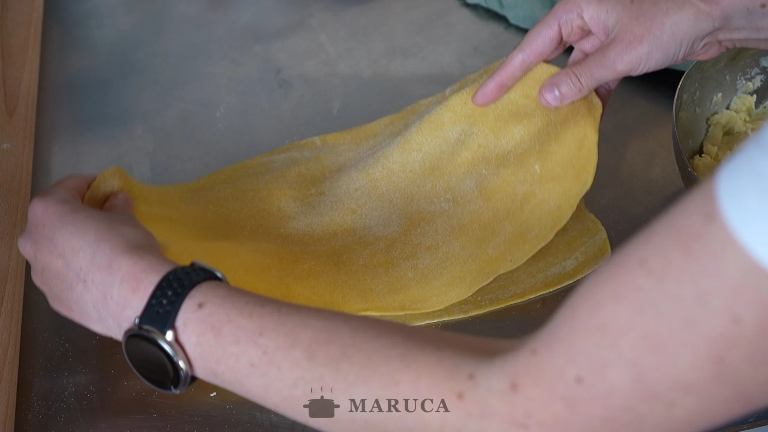 apretando alrededor de los tortelli para sacar el aire