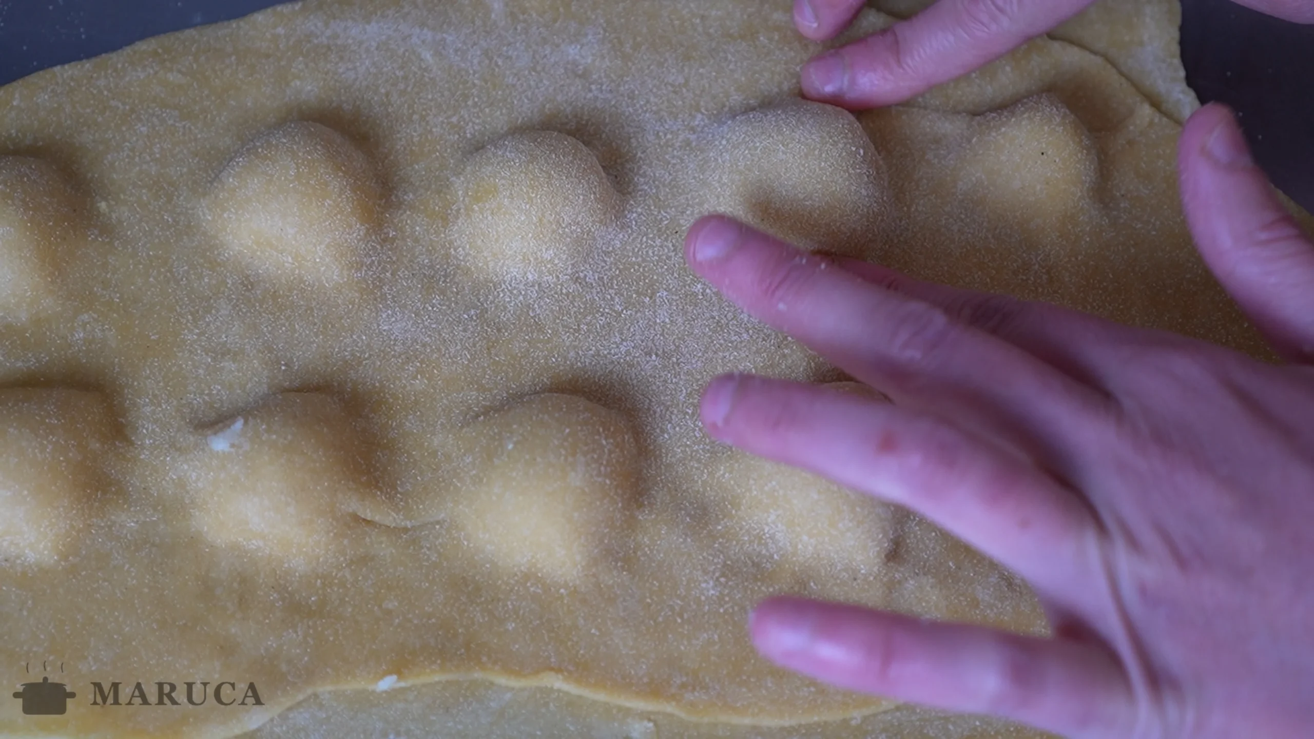 cortando los tortelli con el cortapasta