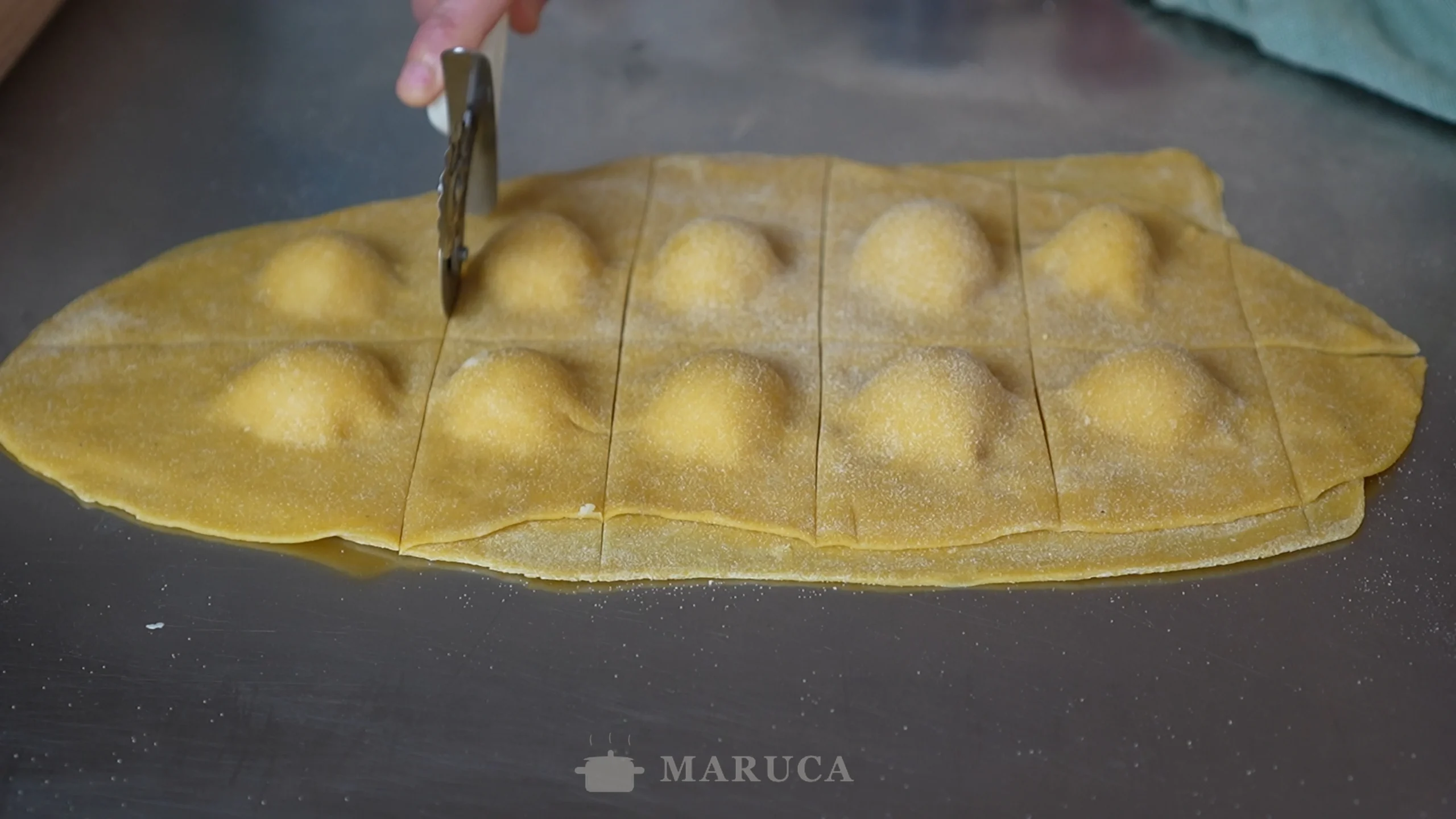 tortelli di patate sellados con borde de tenedor