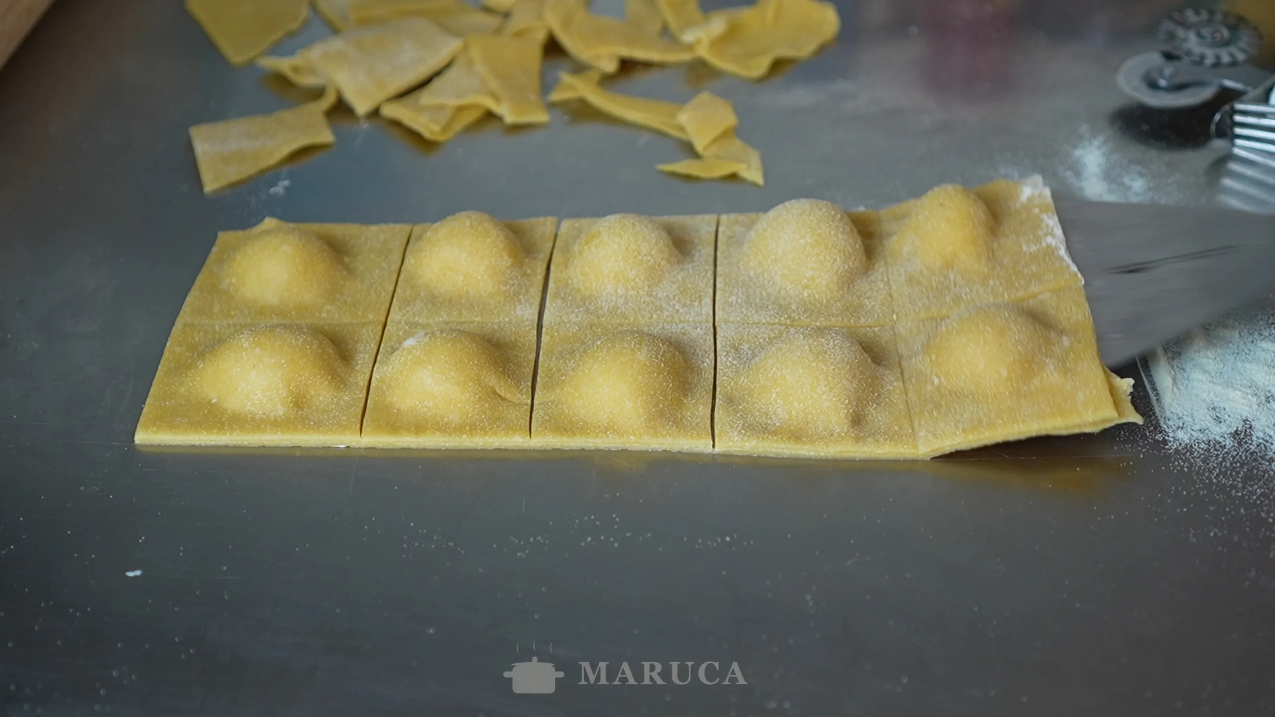 bandeja de tortelli di patate frescos listos para cocinar