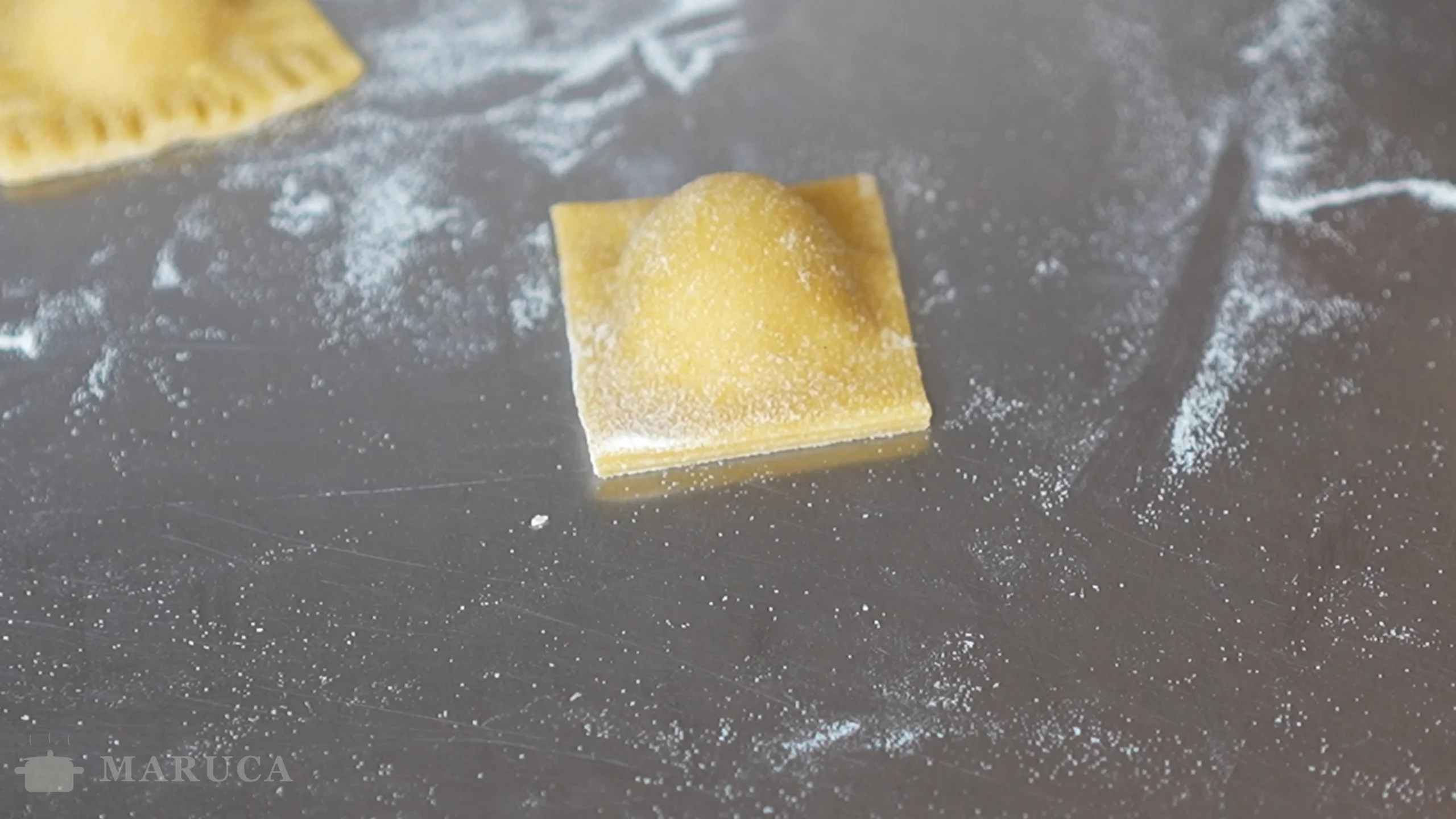 dando forma final a los tortelli di patate