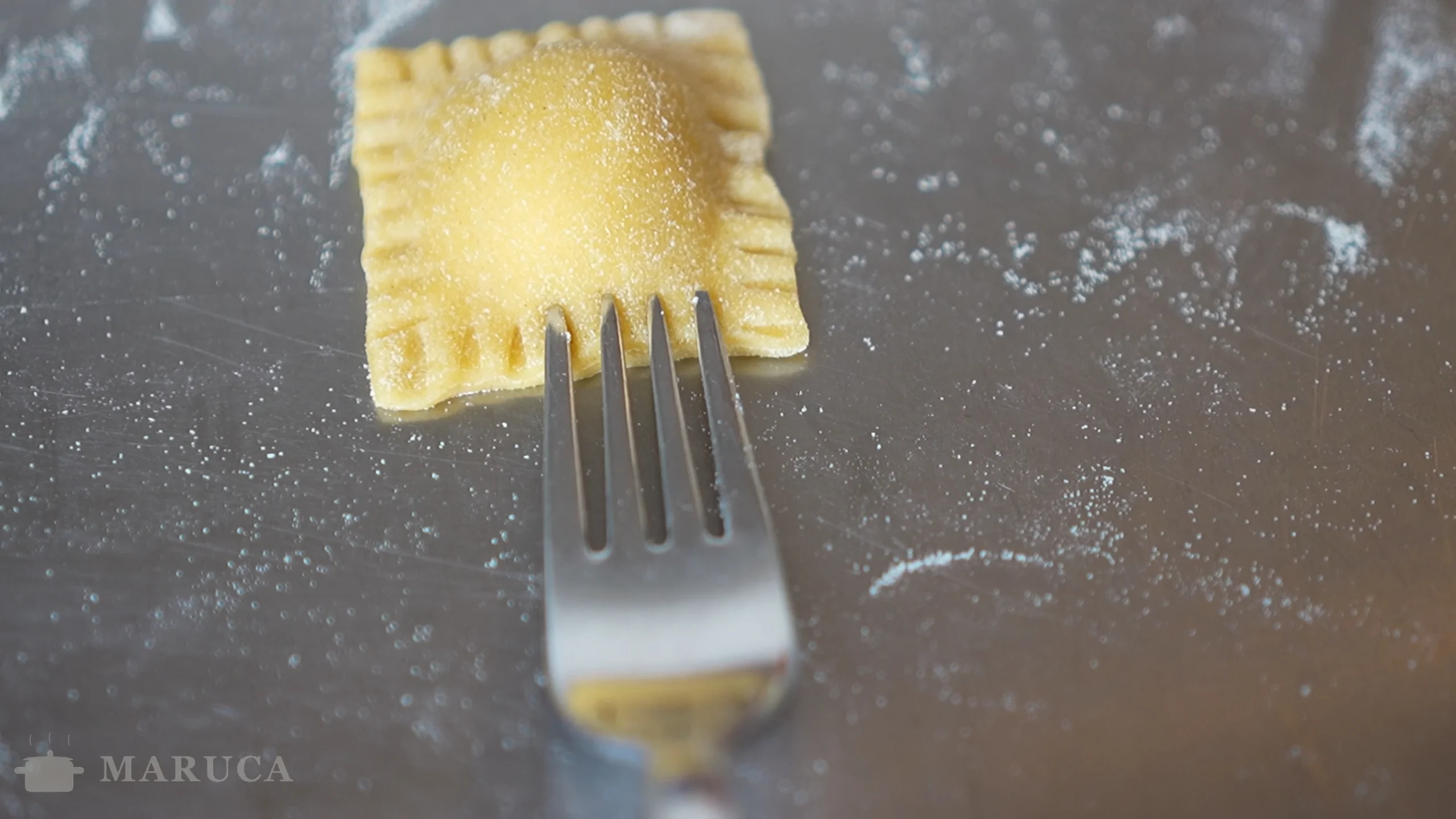 tortelli di patate con borde sellado con tenedor