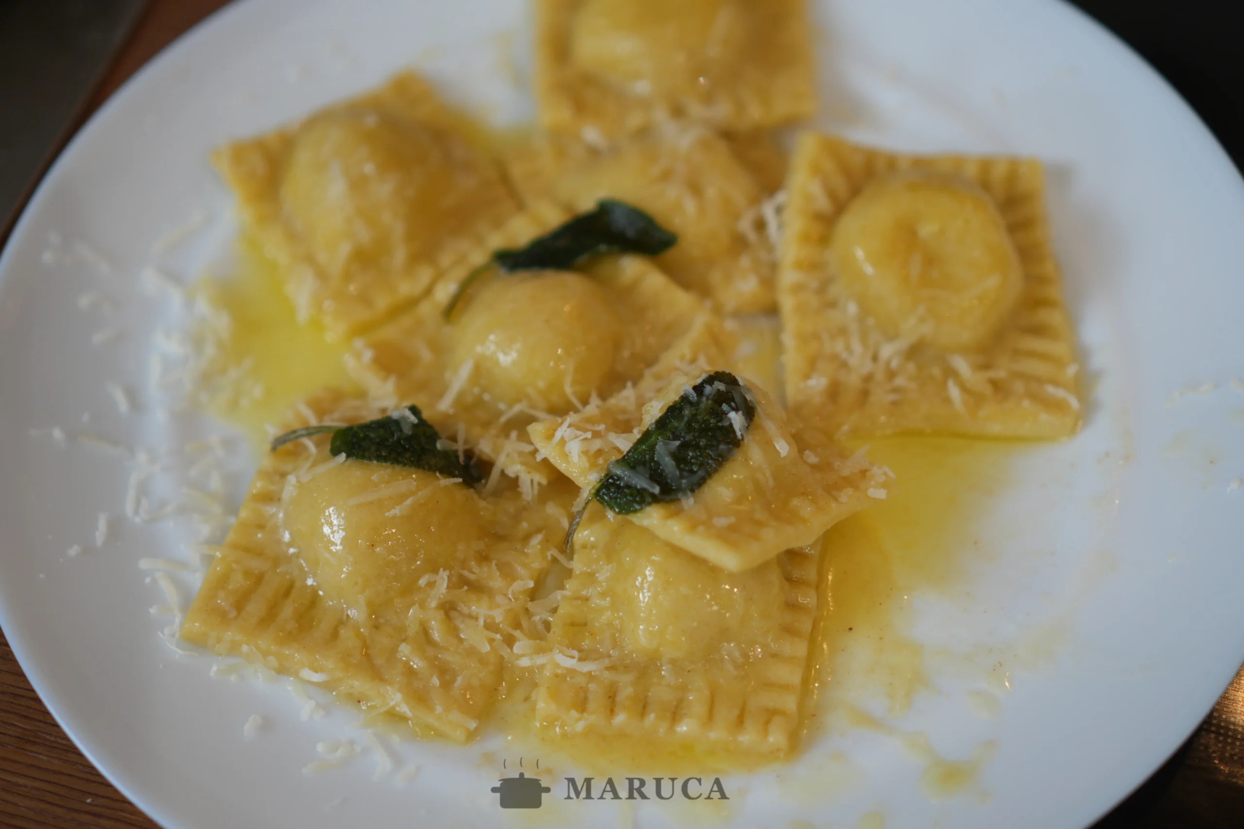 plato de tortelli di patate estilo Parma con Parmigiano