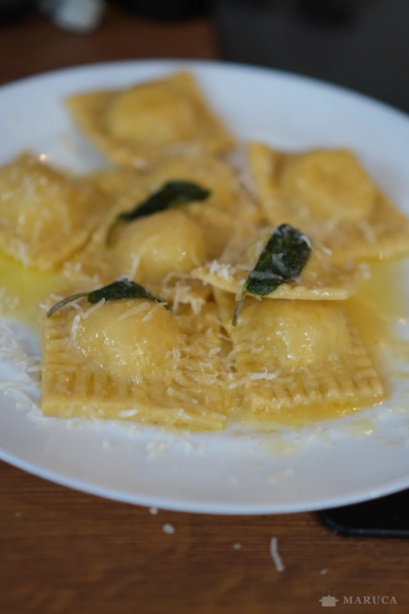 tortelli di patate caseros con Parmigiano Reggiano rallado