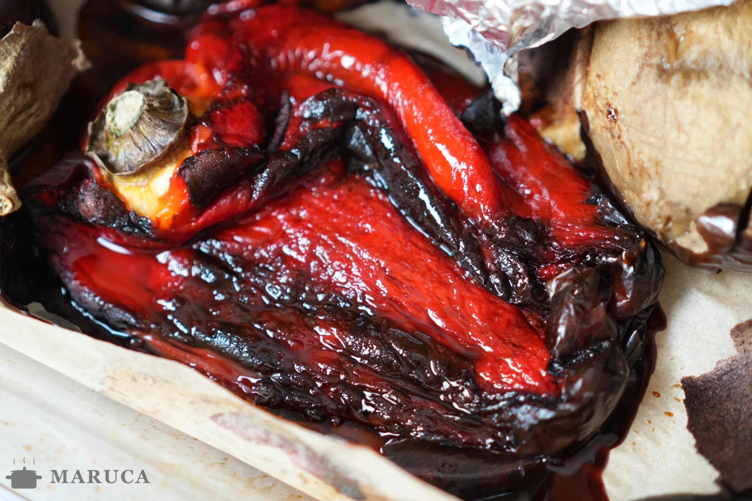 pelando el morron asado al horno