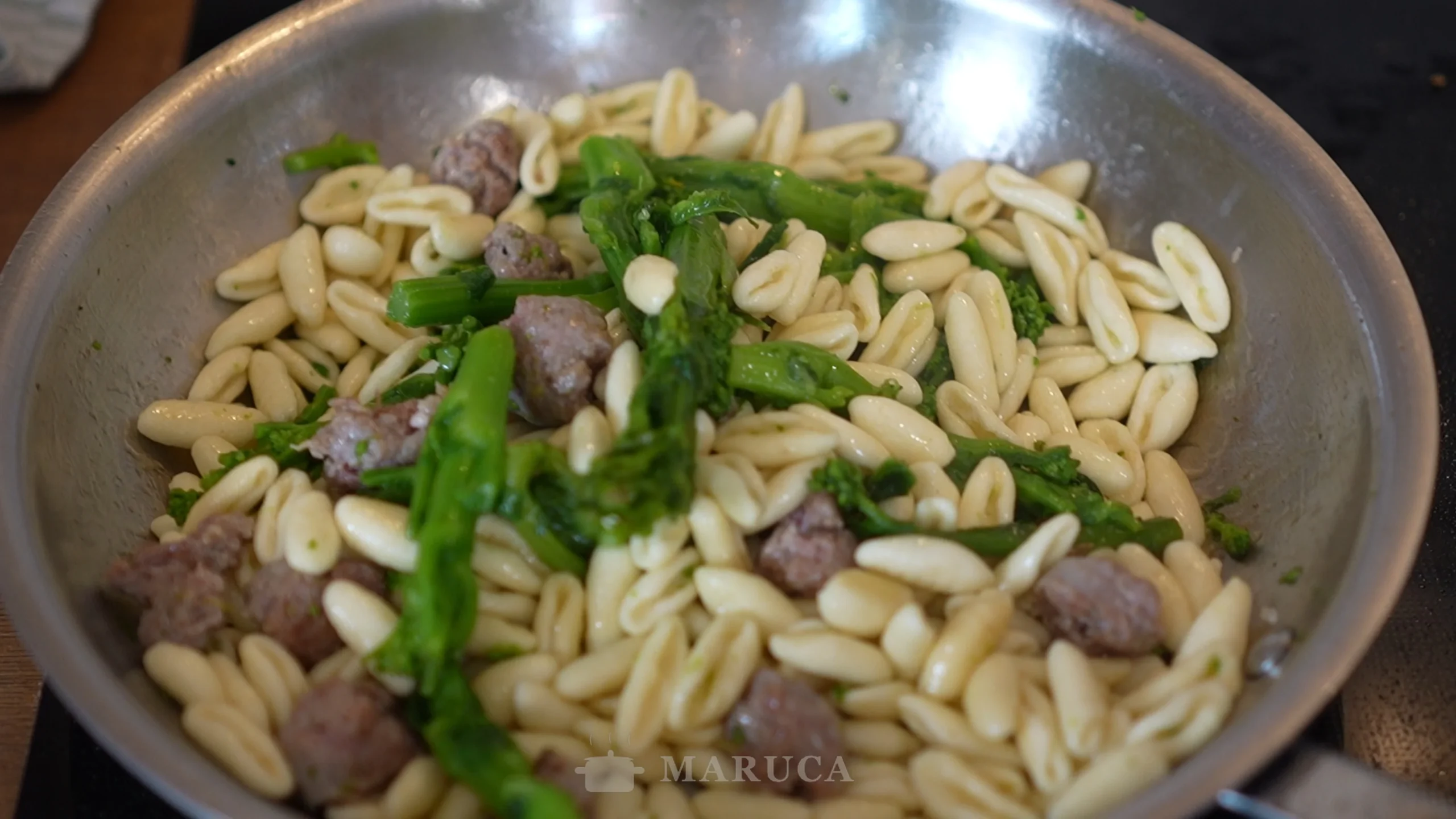 Plato de cavatelli con salchicha y cime di rapa, receta del sur de Italia