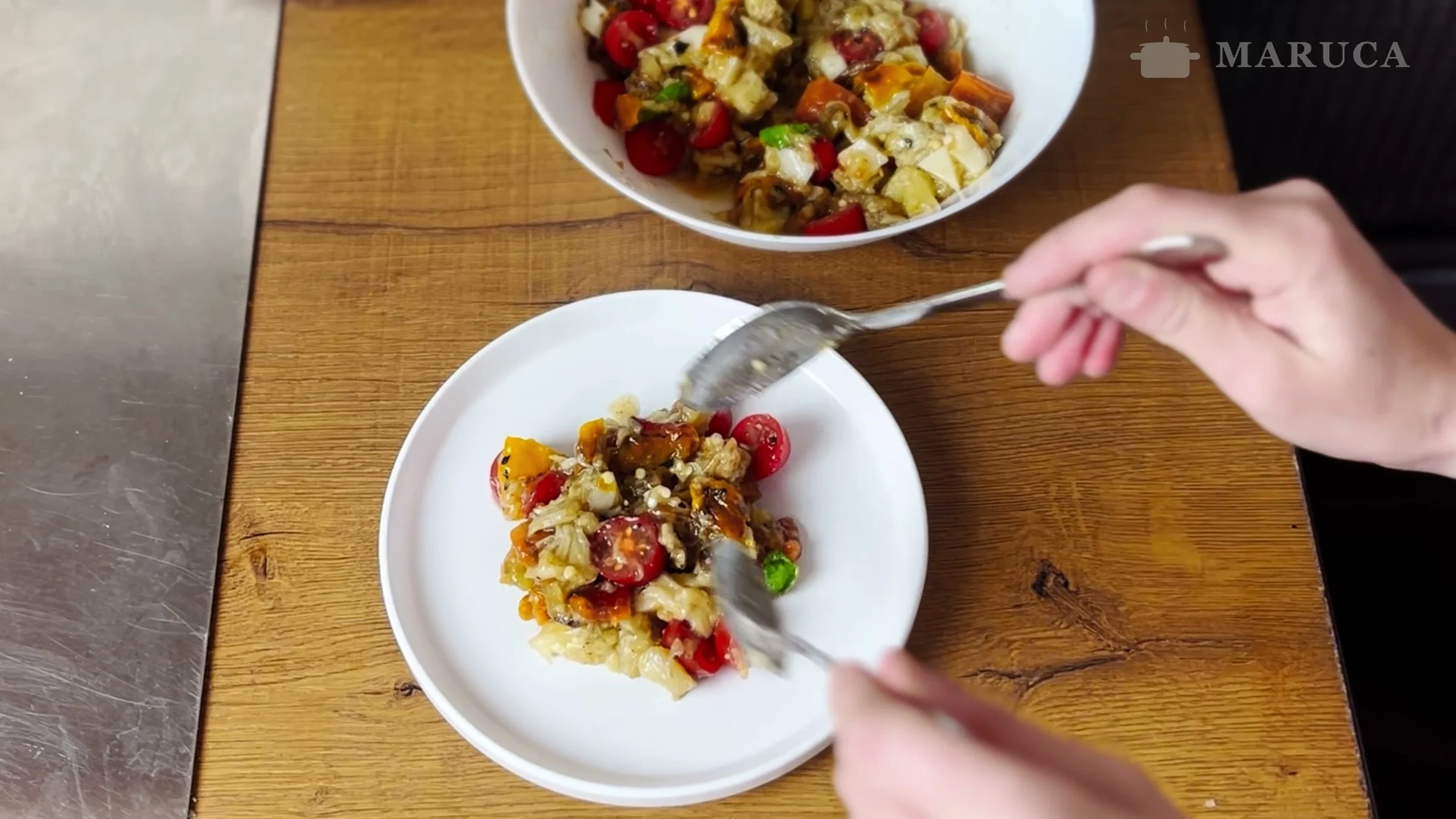 Sirviendo la ensalada de berenjenas y pimientos asados en un plato