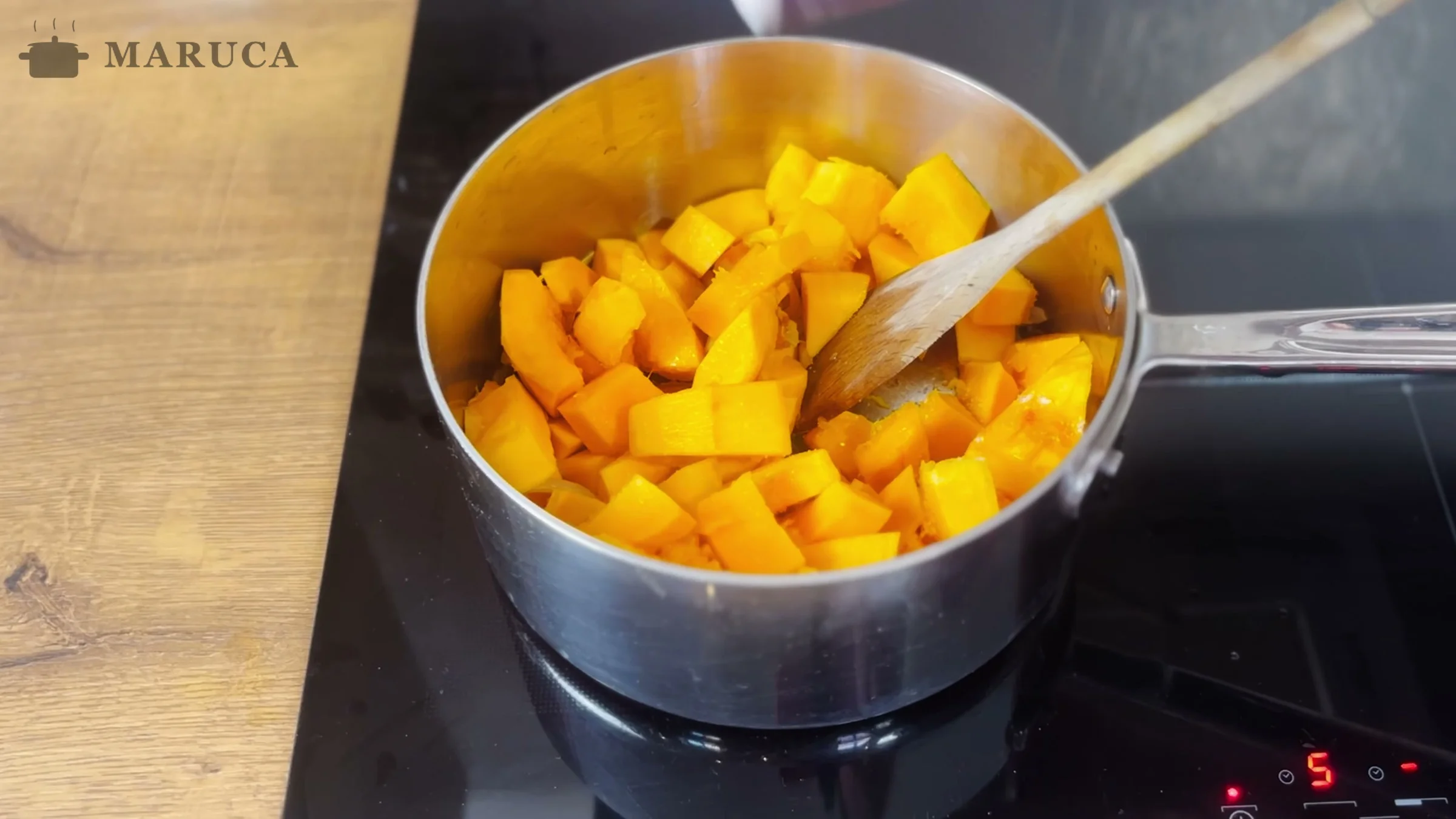 Cubos de zapallo con cebolla en la cacerola listos para cubrir con agua
