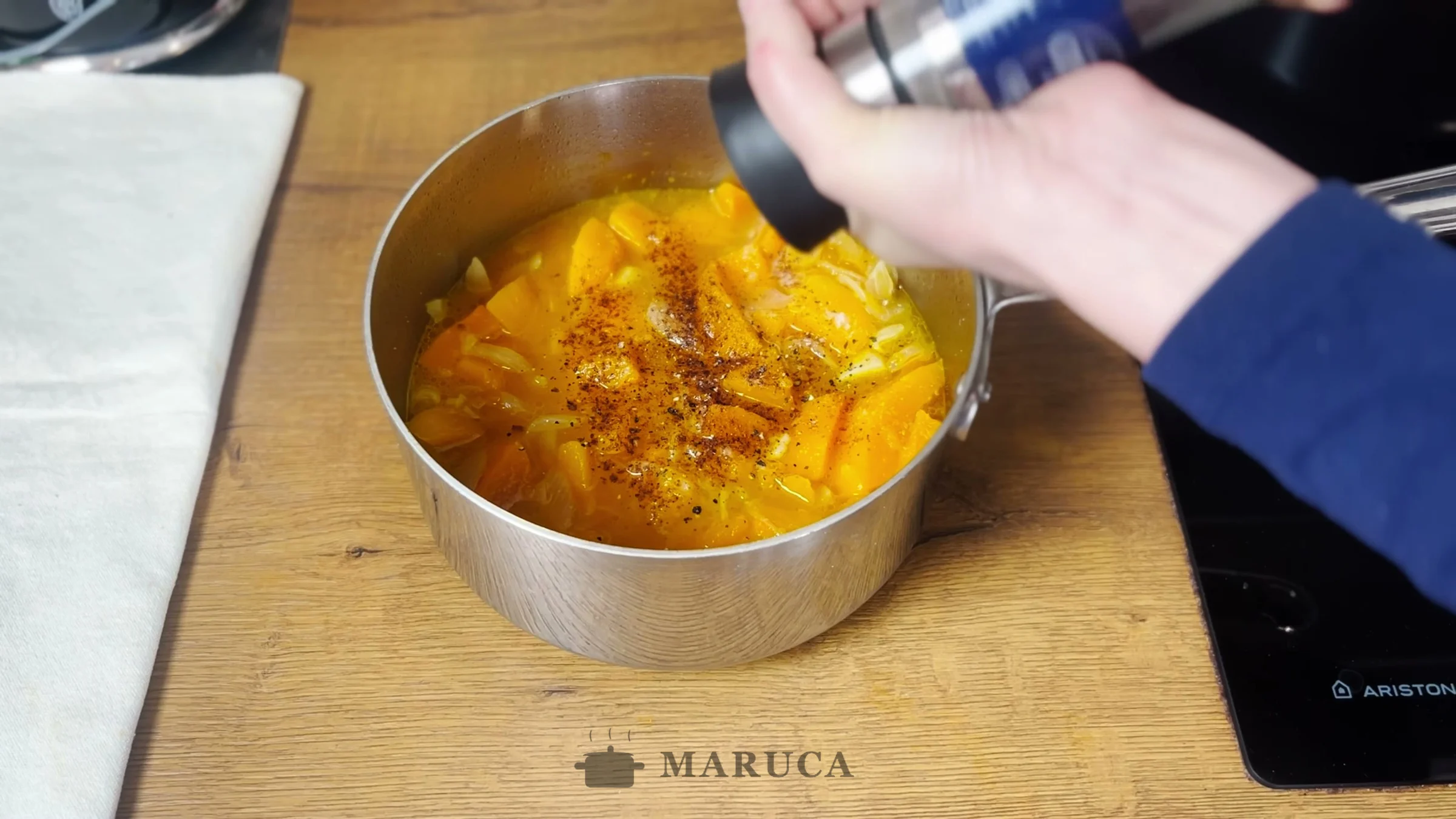 Condimentando el zapallo cocido con pimienta y nuez moscada antes de procesar