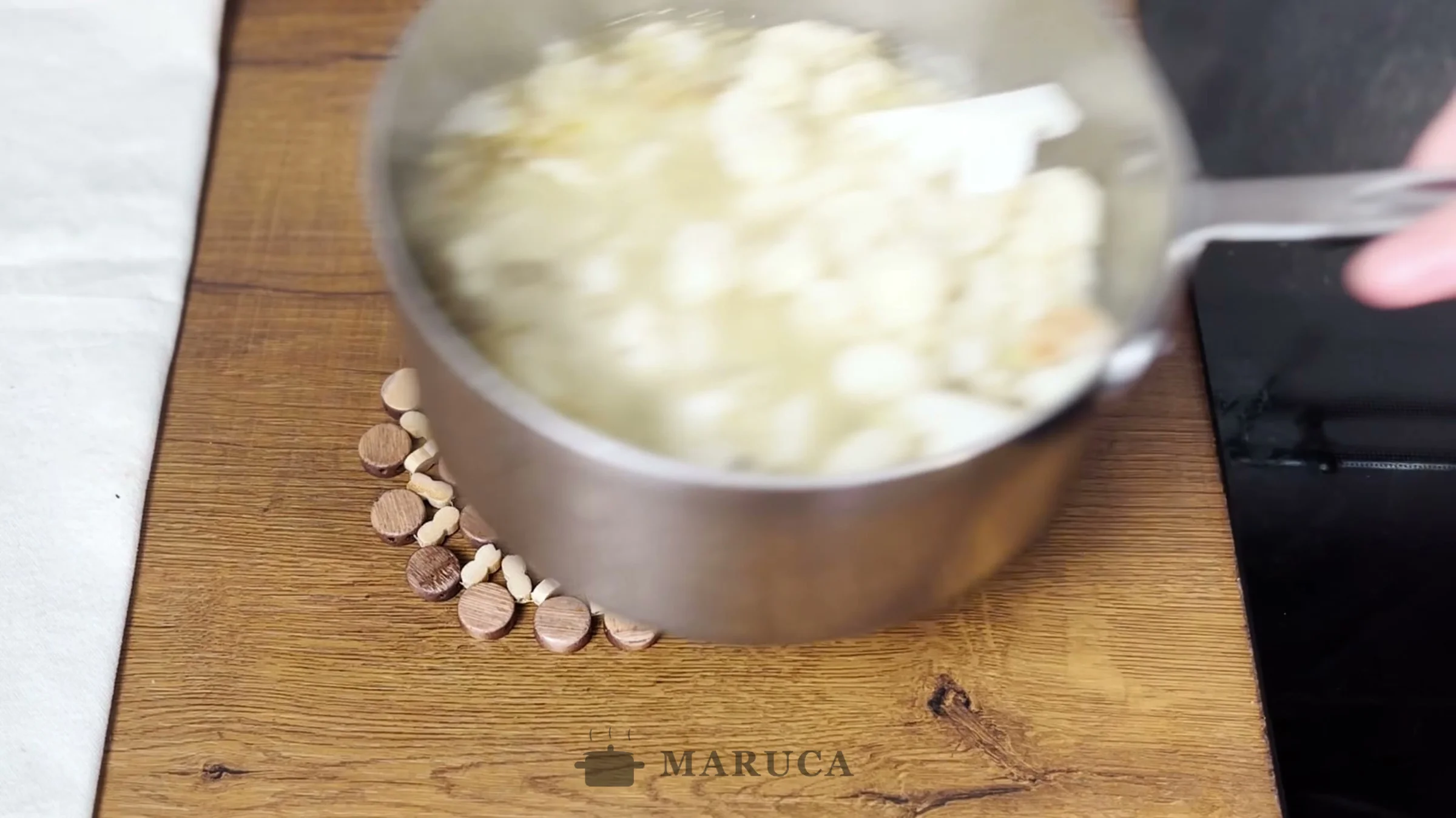 Coliflor cocido en la cacerola listo para procesar con la minipimer