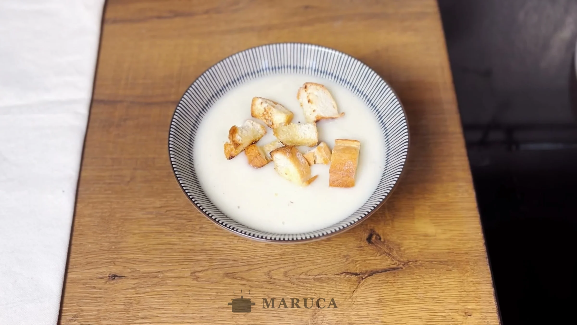 Crema de coliflor sin crema, con crotones caseros