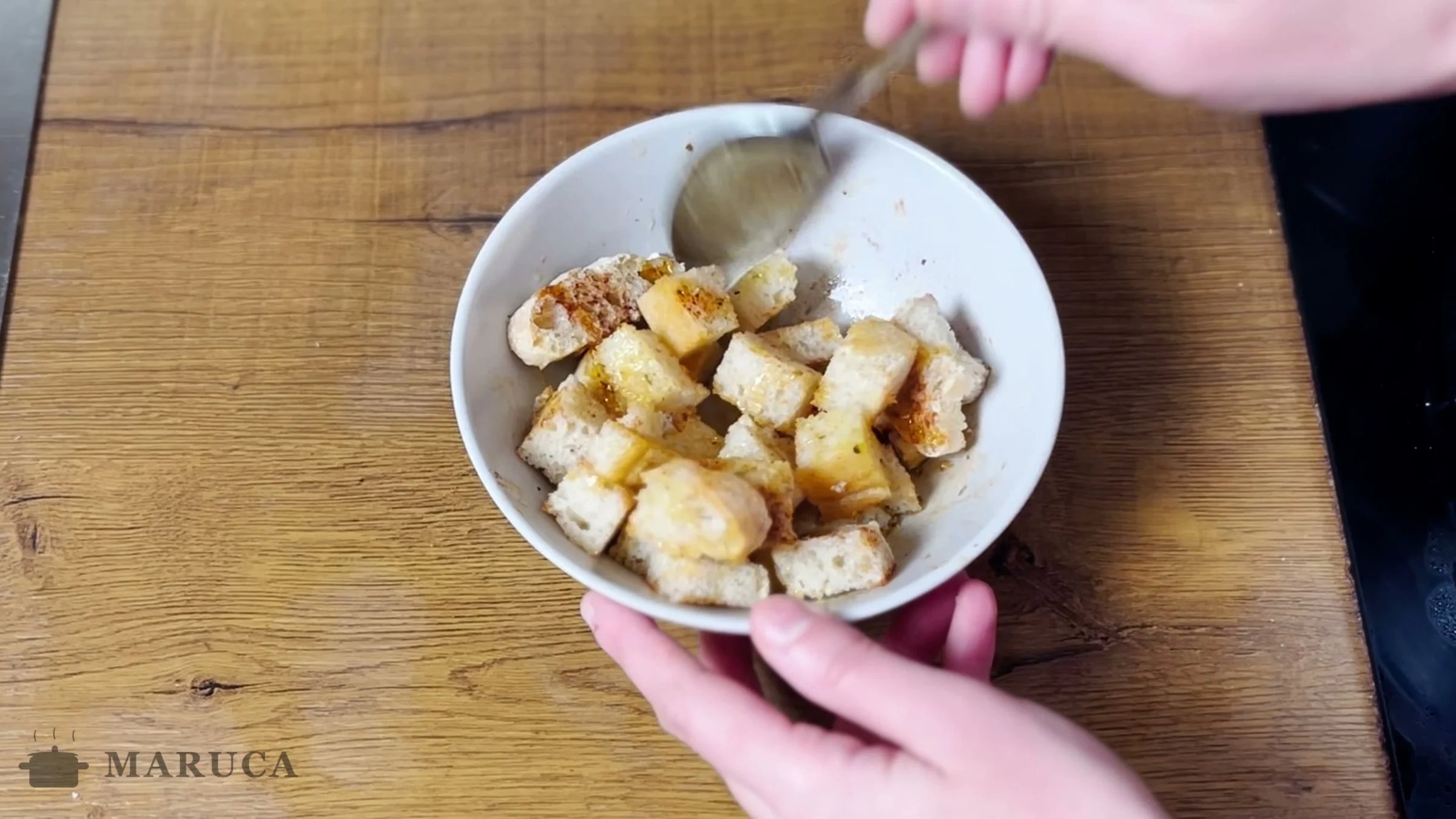 Cubos de pan condimentados con pimentón y orégano en un bowl