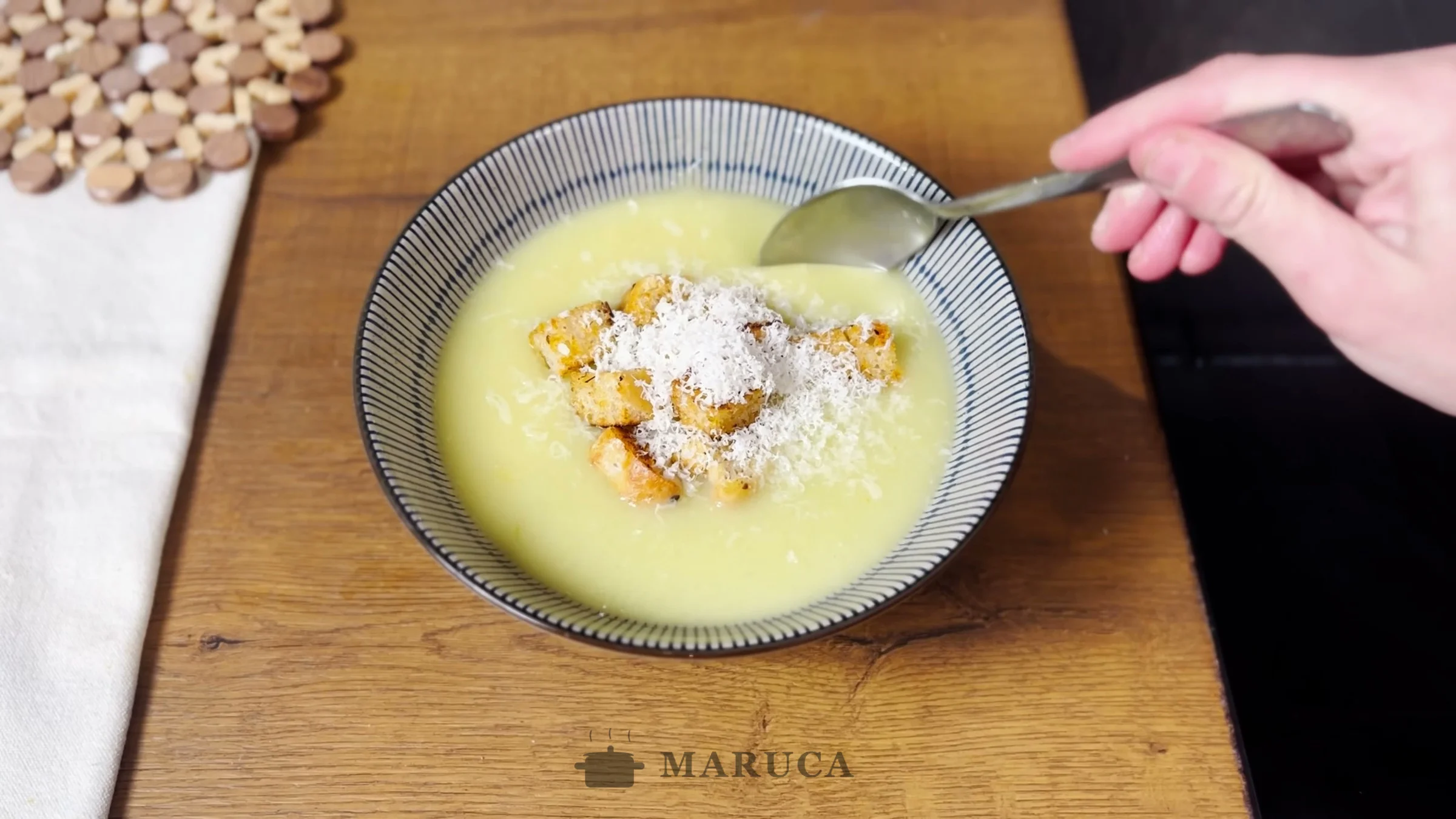 Sopa de puerro y papa con crotones y parmesano