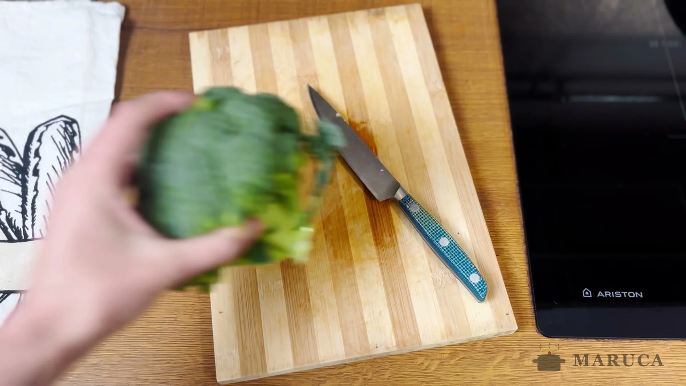 Cortando un brócoli fresco sobre la tabla de madera