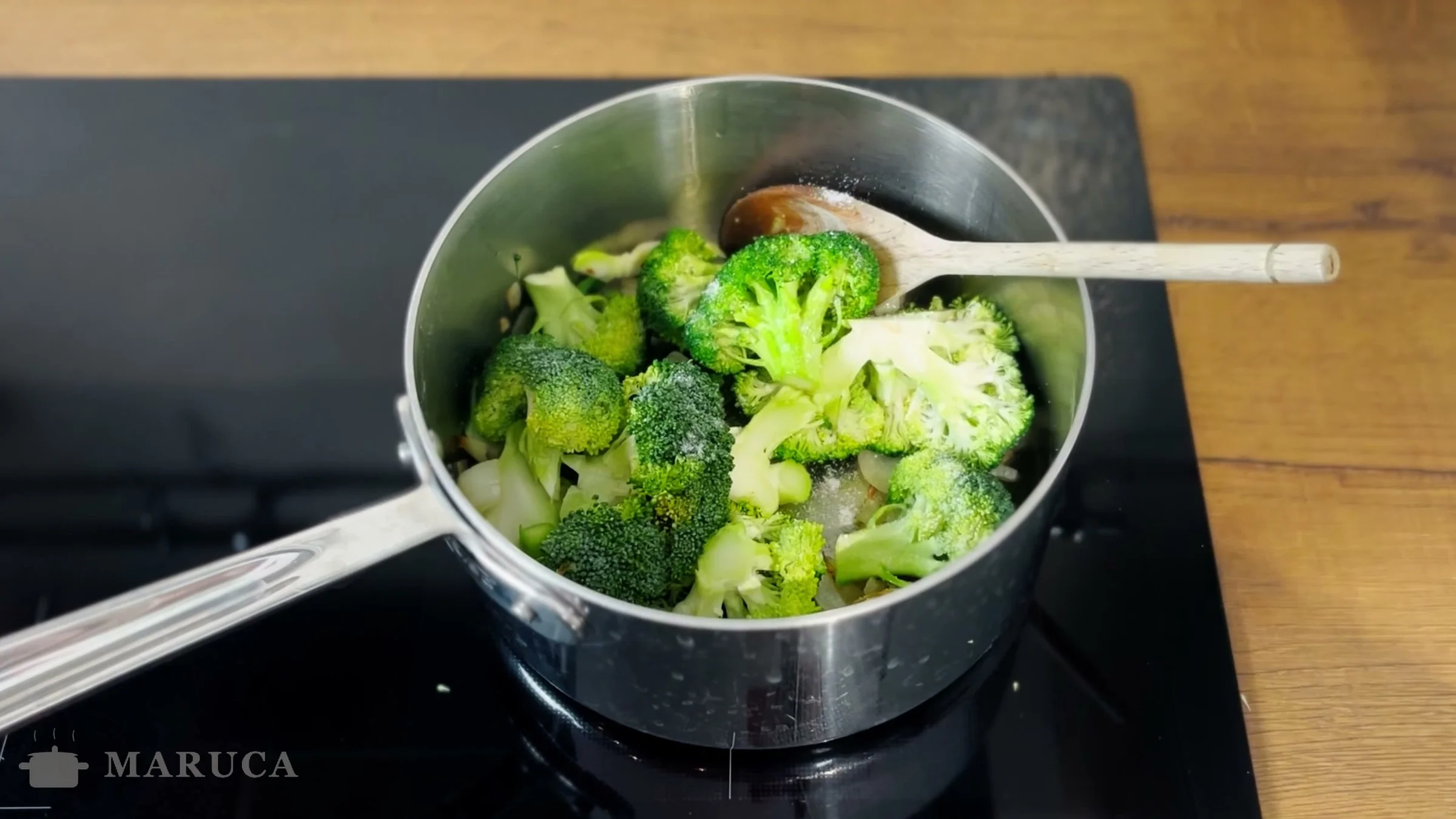 Brócoli y cebolla en la cacerola antes de agregar la leche