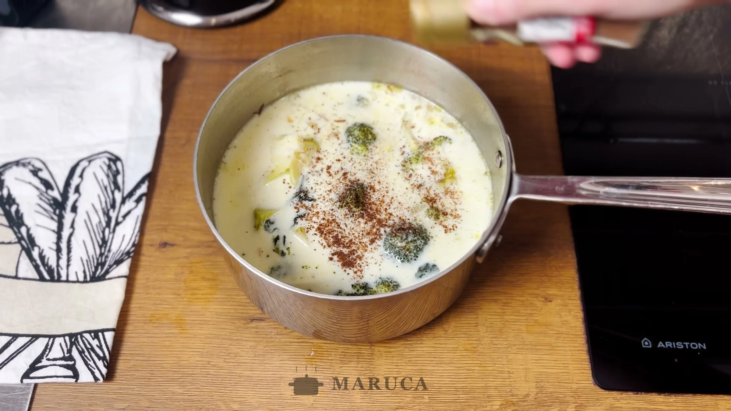 Sopa de brócoli con leche condimentada con nuez moscada antes de procesar