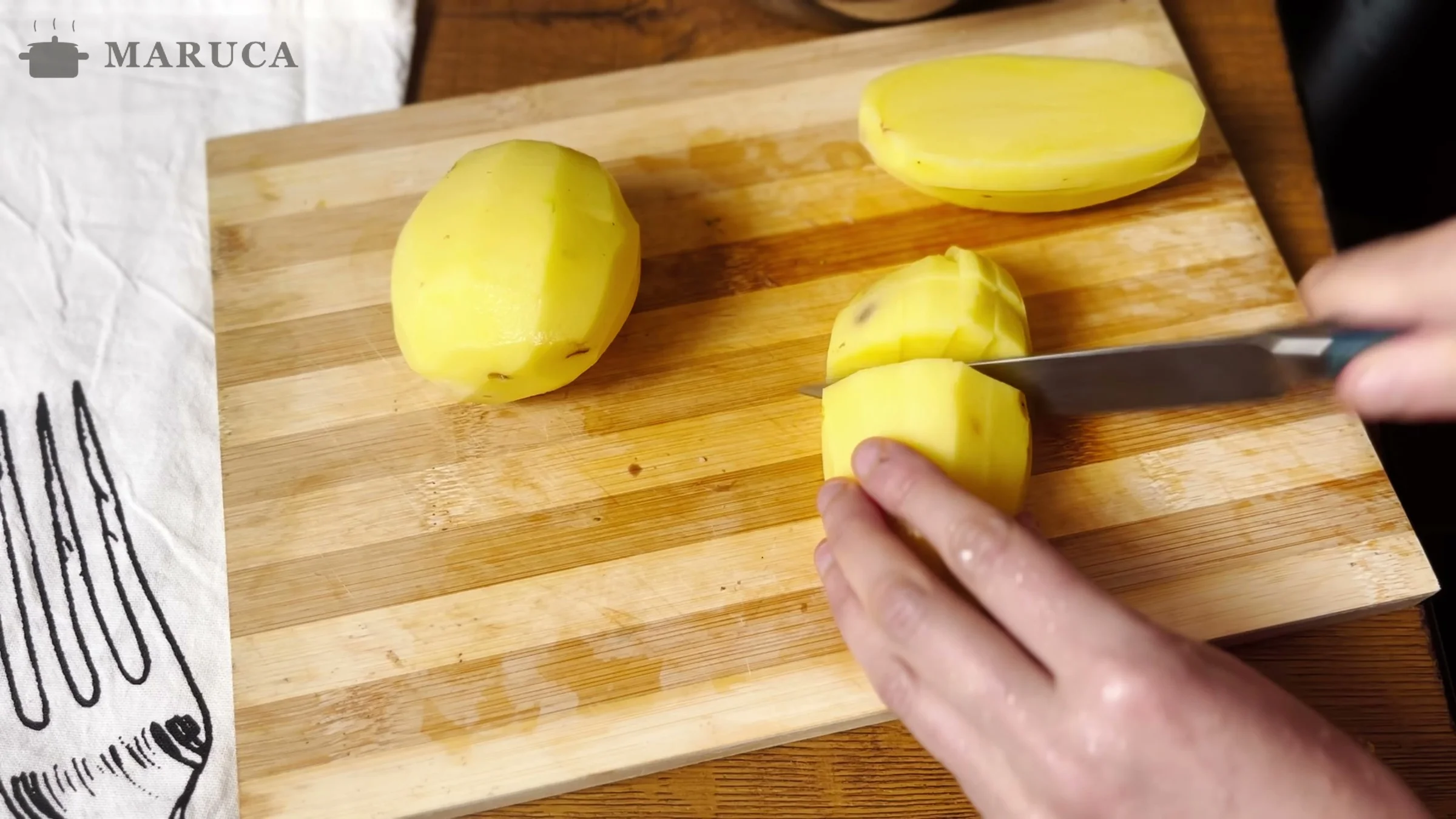 Papas peladas cortadas en cubos para la Kartoffelsuppe