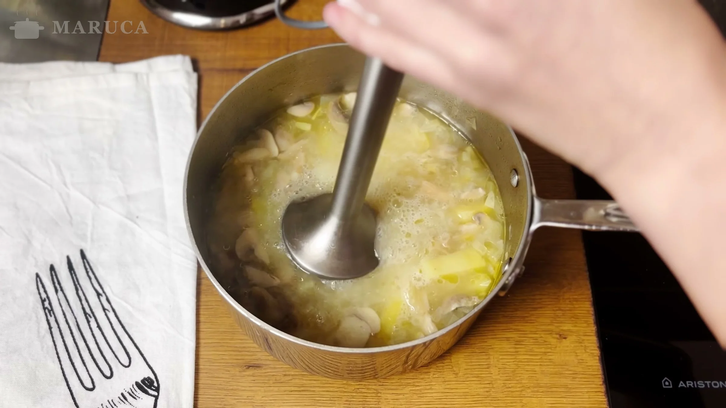 Procesando la sopa de papa, apio y champiñones con la minipimer