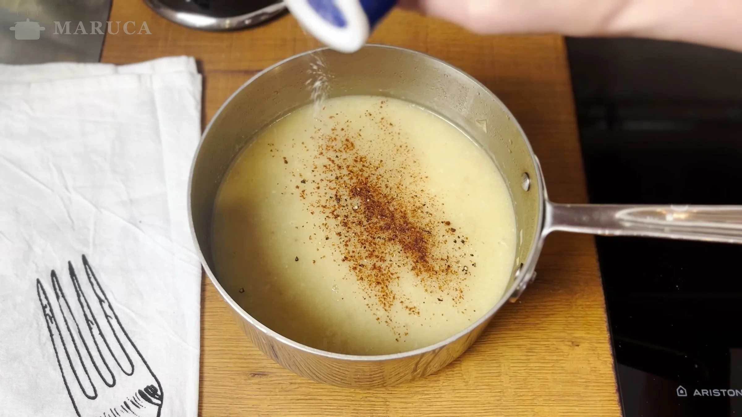 Sopa de papa alemana procesada con pimienta y nuez moscada en la cacerola