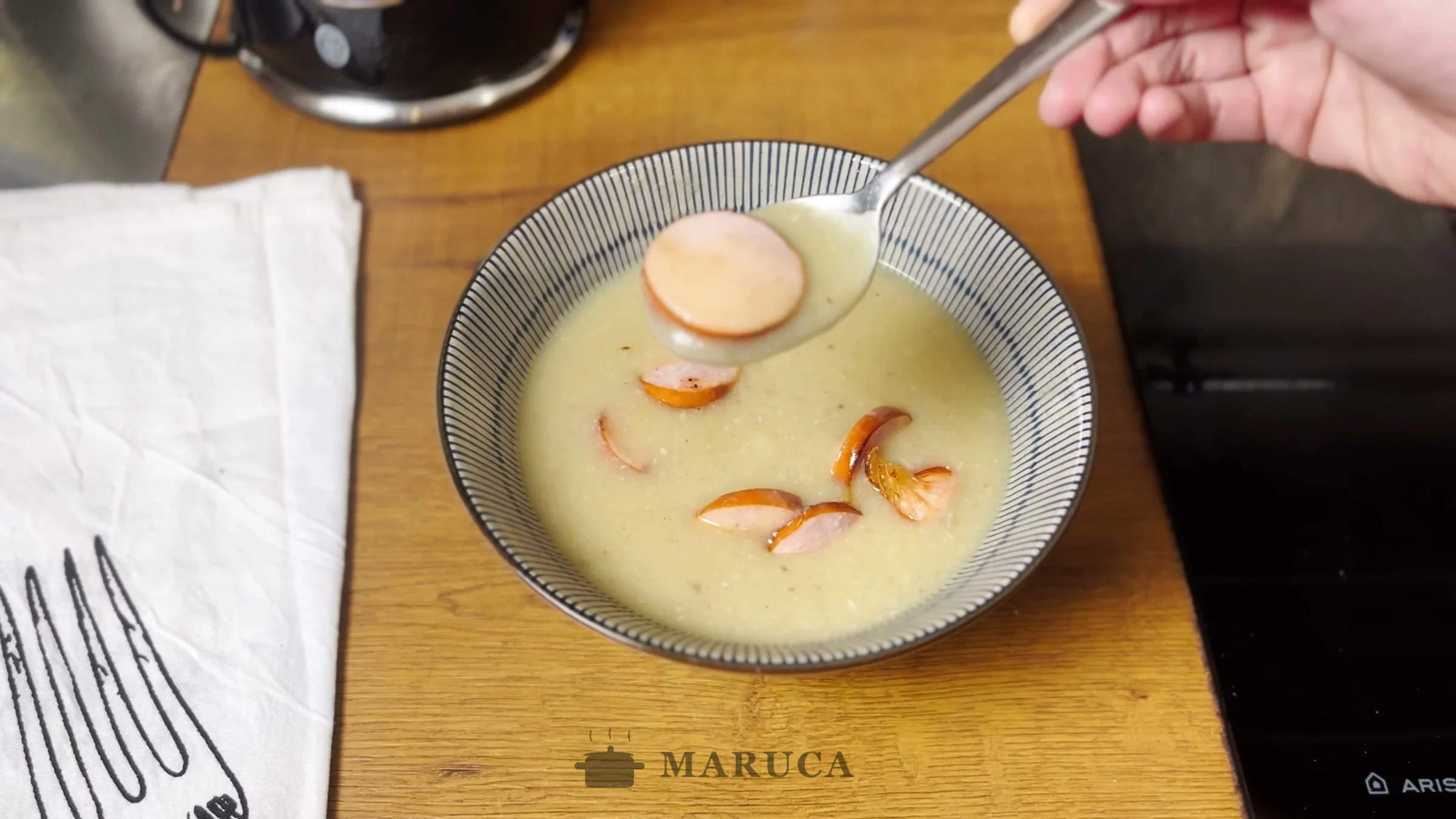 Kartoffelsuppe: sopa de papa alemana con salchicha