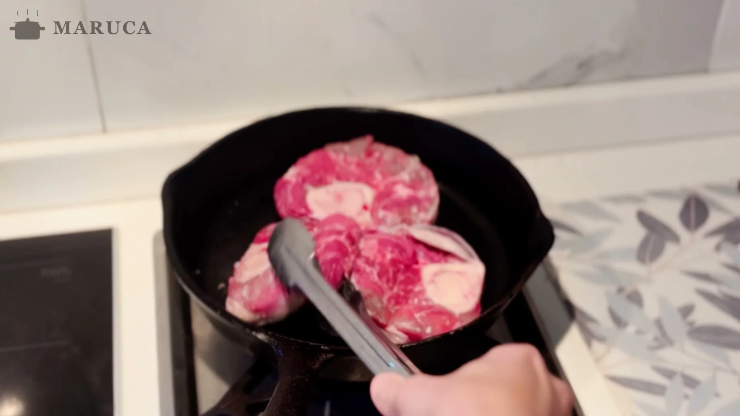 Sellando las rodajas de osobuco en una sartén de hierro bien caliente