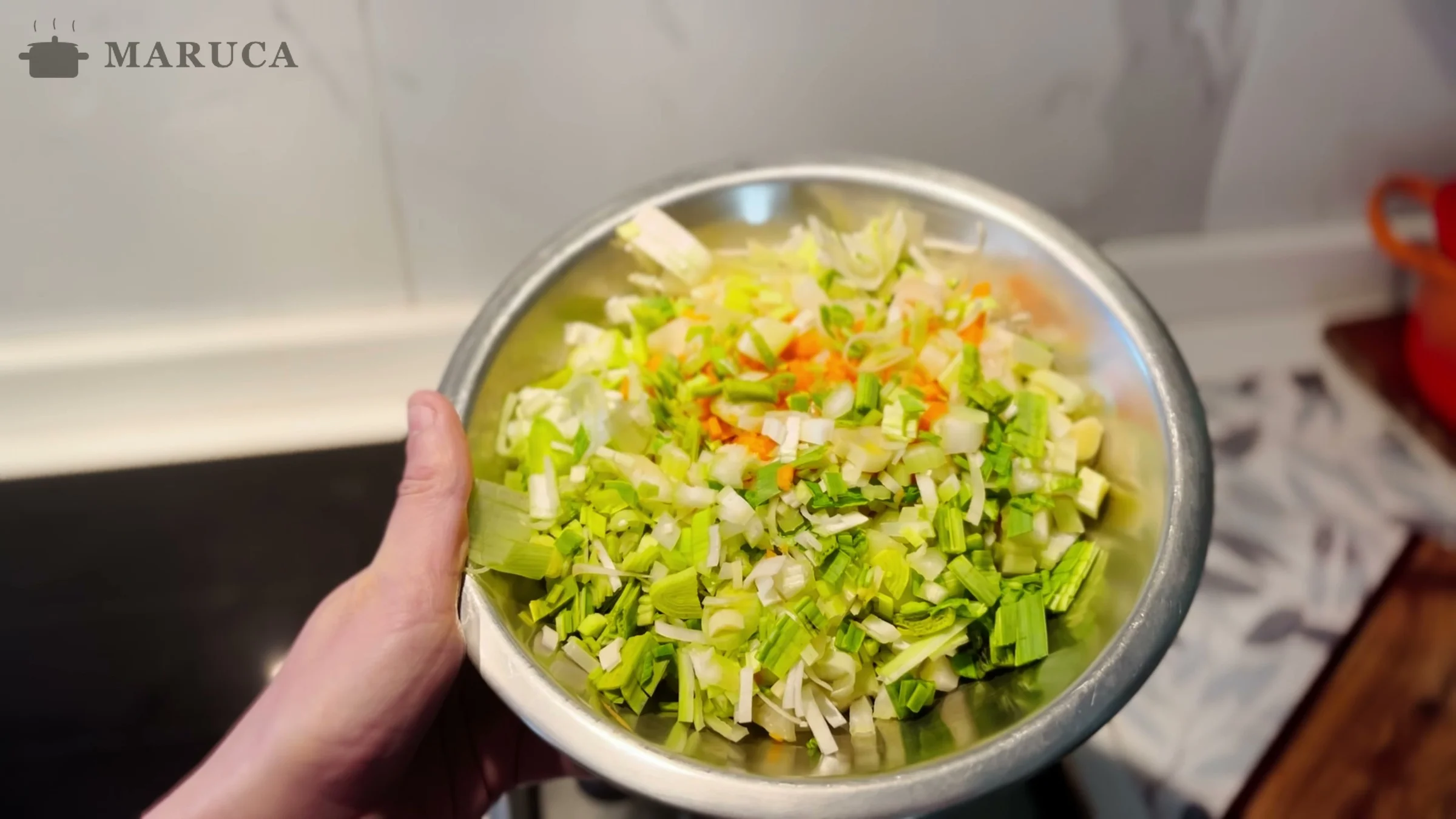 Volcando las verduras picadas sobre el osobuco sellado