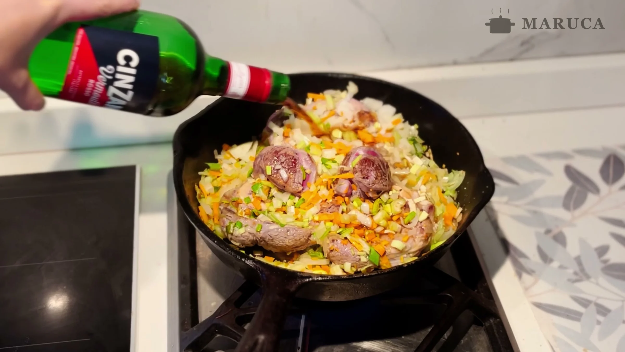 Agregando un chorro de vermú rosso al osobuco con verduras