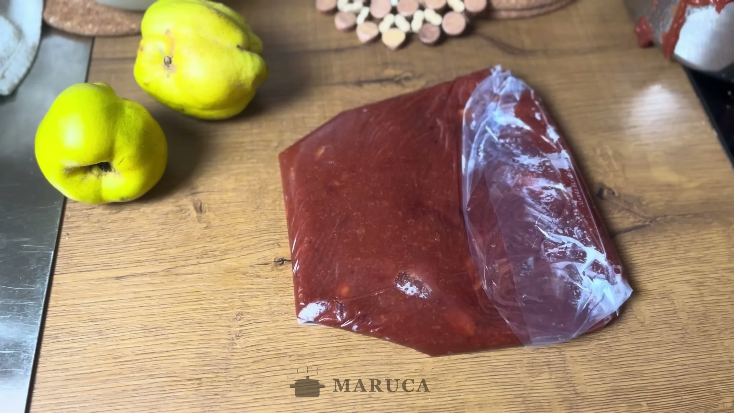 Dulce de membrillo aplanado en una bolsa para guardar en el freezer